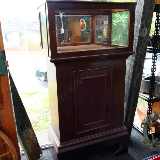 MAHOGANY DISPLAY VITRINE ON PANELLED PEDESTAL BASE w CUPBOARD ENCLOSING 2 SHELVES. H.1490mm