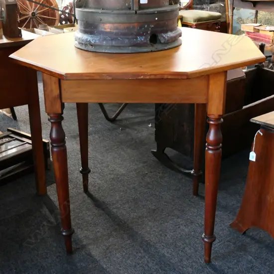 EDWARDIAN OCTAGONAL RIMU OCCASIONAL TABLE, ON TURNED TAPERING LEGS. Dia.850mm