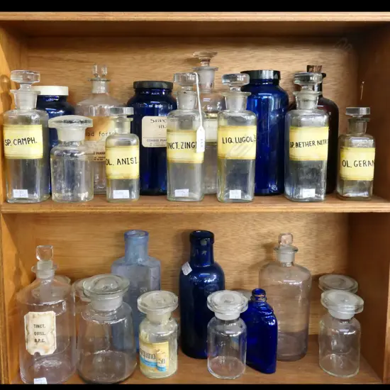 APPROX 26 MISC COLOURED/CLEAR CHEMIST'S BOTTLES, INCL BLUE GLASS 'POISONS'