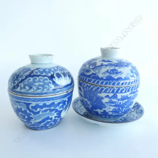 TWO CHINESE BLUE & WHITE PORCELAIN COVERED JARS H.130mm & B/W SAUCER DISH (3) SOME FAULTS