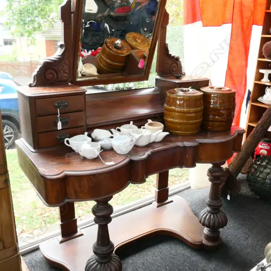 VICTORIAN MAHOGANY DRESSING TABLE. w.1180mm