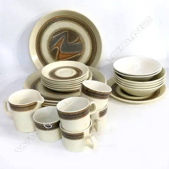 CROWN LYNN 'EARTHSTONE' INCOMPLETE DINNER SERVICE & 2 C/L VINTAGE BOWLS AF