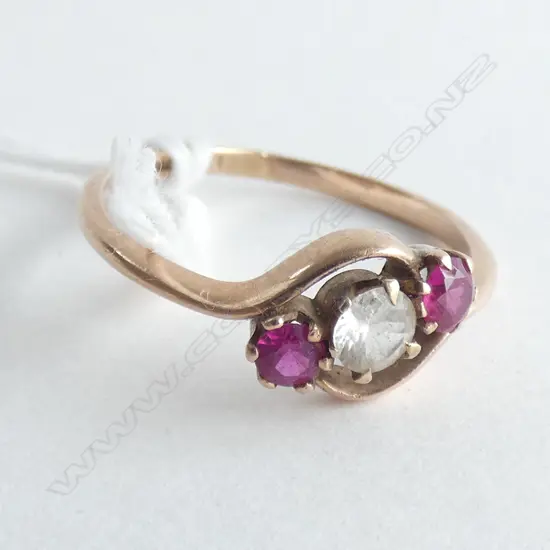 9CT 3 STONE PASTE RING 