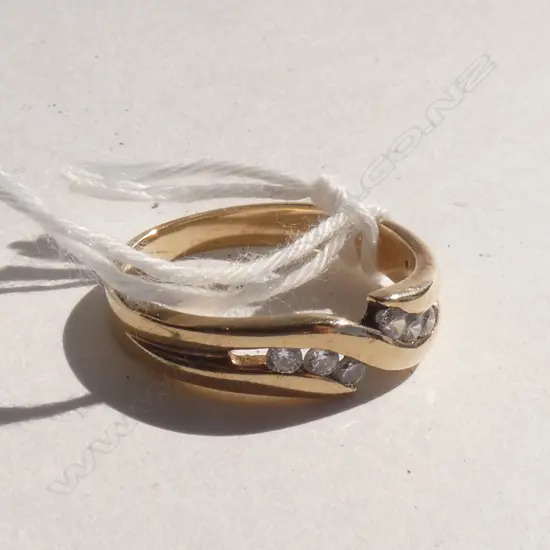 CZ STONES  (IMITATION DIAMONDS)  DRESS RING 2.85GM - WITH VALUATION