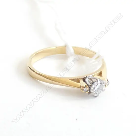 18CT GOLD & 3 DIAMOND RING 2.27GM - WITH VALUATION