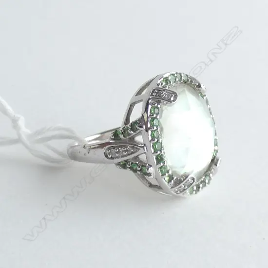 9CT WHITE GOLD MOP, DIAMOND & GREEN GARNET RING 6.5gms