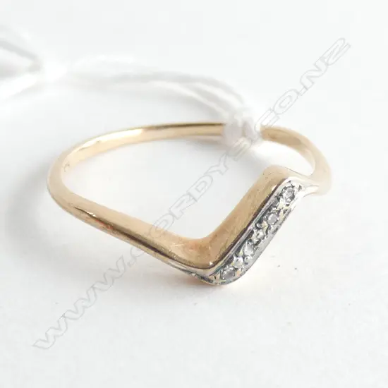 9CT & DIAMOND WISHBONE RING 1.10GM