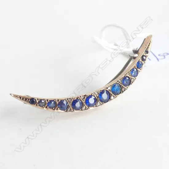 9CT BLUE STONE CRESCENT BROOCH 1.8 GRAMS