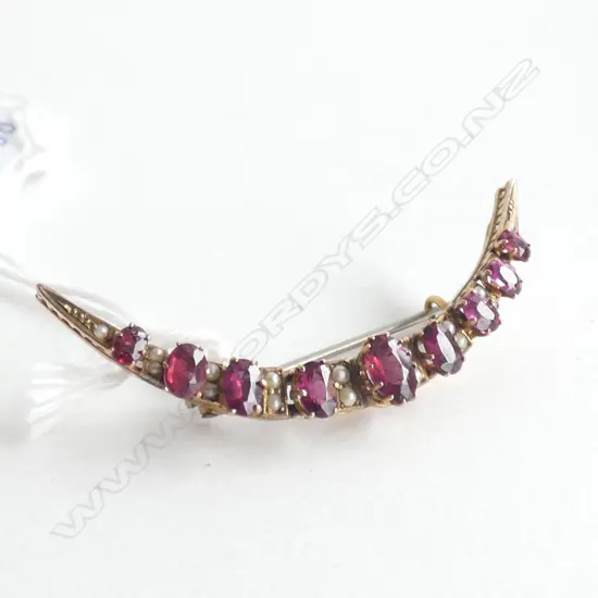 9CT RED STONE CRESCENT BROOCH 2.3 GRAMS