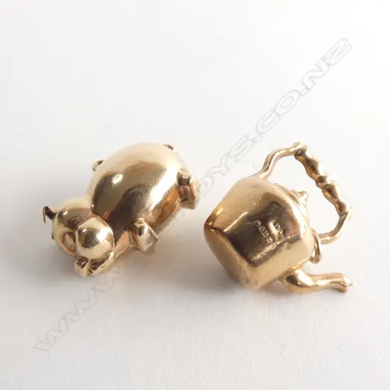 2 9CT CHARMS; PIG & KETTLE 2.1 GRAMS