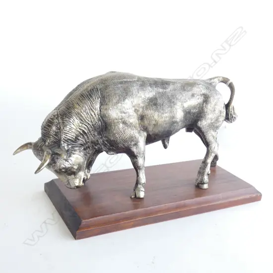 SILVER METAL BULL ON STAND L.330mm
