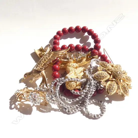 BAG COSTUME JEWELLERY - MAINLY TRIFARI 