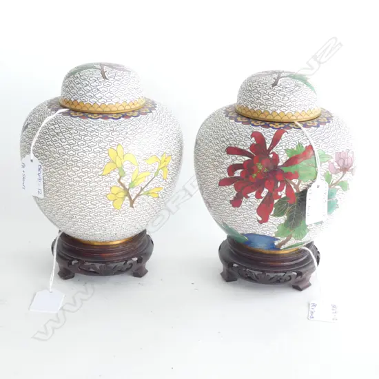 PR LIDDED CLOISONNÉ GINGERS JARS & WOODEN STANDS - WHITE BACKGROUND / BLUE BIRDS & CHRYS. H 200MM) (WITH STAND)