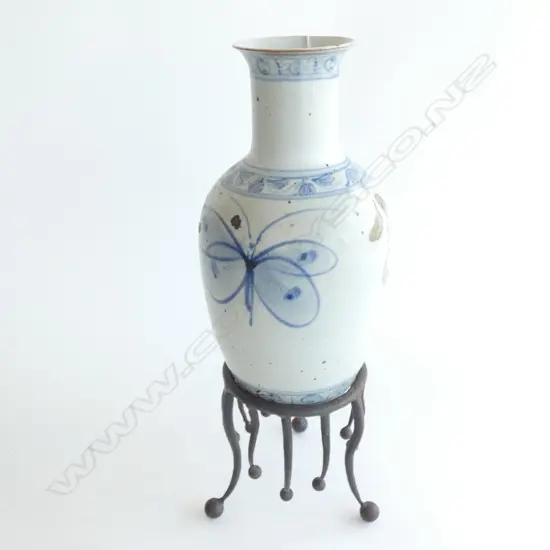 MING DYNASTY STYLE VASE WITH IRON STAND H. 440M  CHIP TO TOP RIM