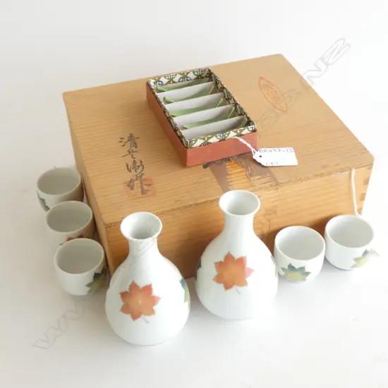 PR SAKE BOTTLES & 5 CUPS IN WOODEN BOX + 5 LEAF SHAPED WASABI DISHES - BOXED