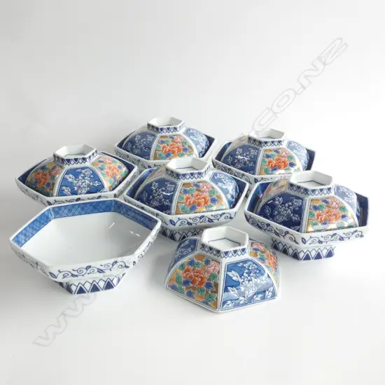 6 HEXAGONAL LIDDED BOWLS FROM JAPAN. SIGNED.