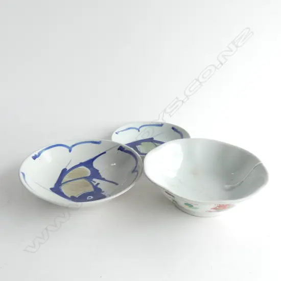 OLD CHINESE FAMILLE ROSE BOWL (DIA 195MM)(CHIP TO RIM) & TWO BLUE & WHITE FISH QING STYLE DISHES 