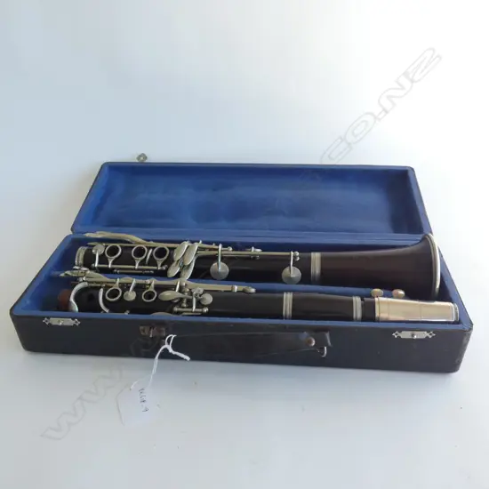 AN AIGLON EBONY CLARINET w NICKEL SILVER FITTINGS, IN CASE 