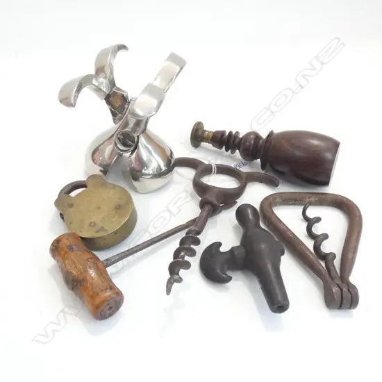 ASSORTED WINE CORKSCREWS & RELATED PIECES