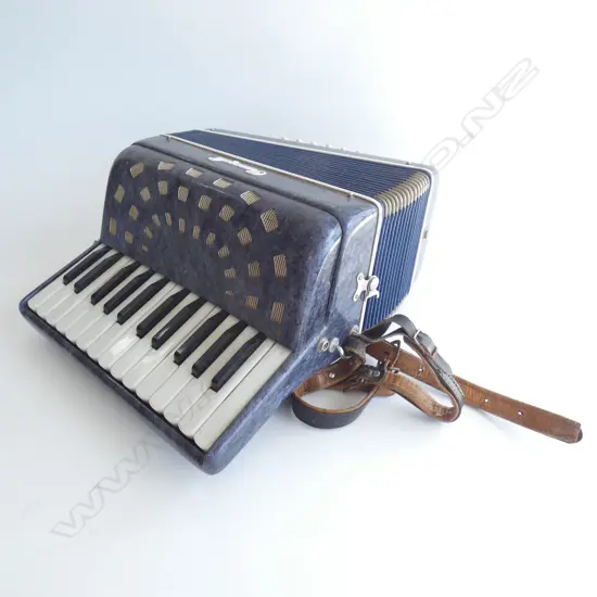 VINTAGE CRUCIANELLI ACCORDIAN WORKING
