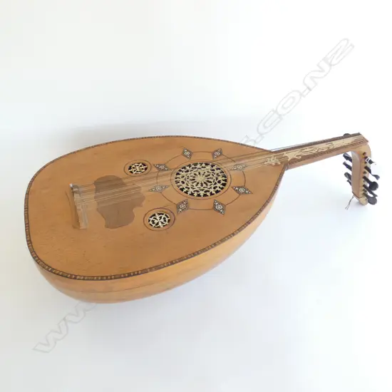 12 STRING WOODEN MANDOLIN (2 STRINGS MISSING) L 710MM
