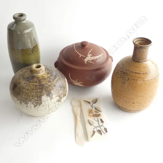 (19922) BOX STUDIO POTTERY 4 PCES inlaid panel + mop knife