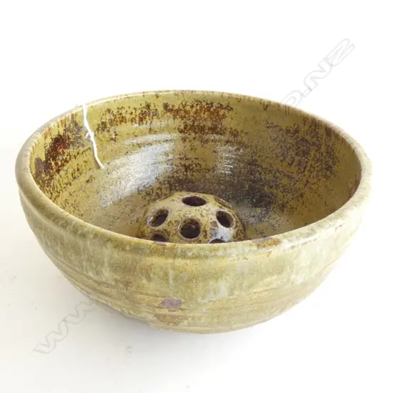 HANDPOTTED FLOWER BOWL WITH FROG - DIA 200MM