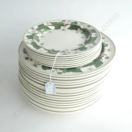 WEDGWOOD NAPOLOLEON IVY PLATES; 16 DINNER & 7 SIDE PLATES  