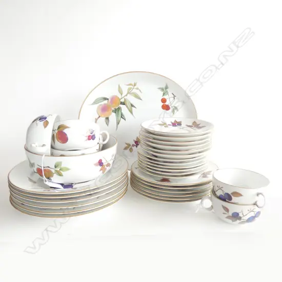 6 PLACE ROYAL WORCESTER EVESHAM PART DINNER SERVICE...