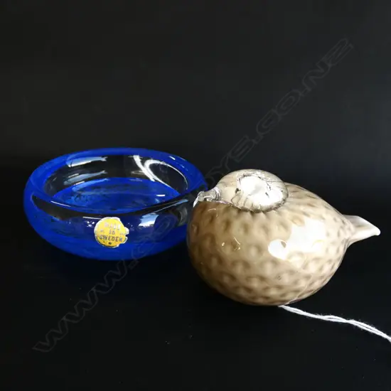 OIVA TOIKKA NUUTAJARVI IITTALA HAND BLOWN GLASS BIRD - SIGNED L. 105MM + SWEDISH BLUE GLASS BOWL (DIA  85MM)