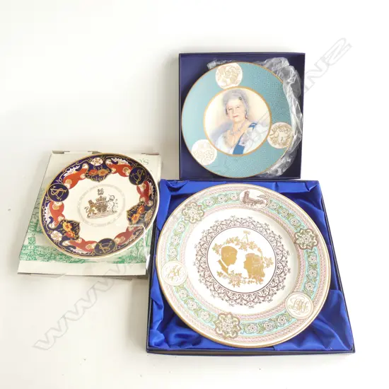 3 BOXED ROYALTY PLATES; MASONS & ROYAL DOULTON PRINCE ANDREW WEDDING/ROYAL WORCESTER QUEEN MOTHER 