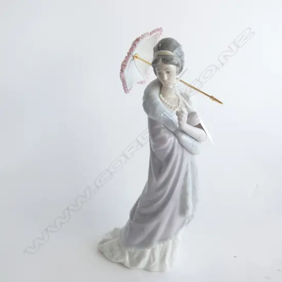 LLADRO LADY w. PEARL NECKLACE & UMBRELLA H.255mm...
