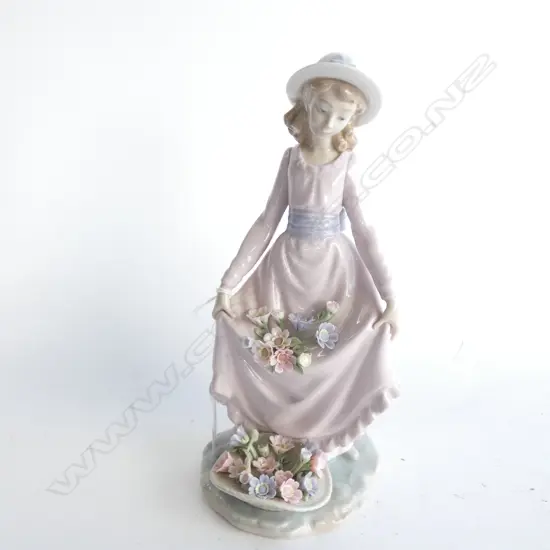 LLADRO #5027 'FLOWERS IN THE BASKET' H.250mm...