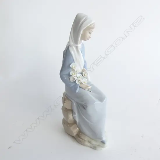 LLADRO #4972 SEATED NUN w. LILIES FIGURINE (AF) H.235mm