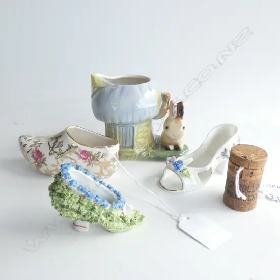 3 PORCELAIN MINIATURE SHOES (LARGEST L 90MM + HORNSEA RABBIT & COTTAGE JUG H. 75MM