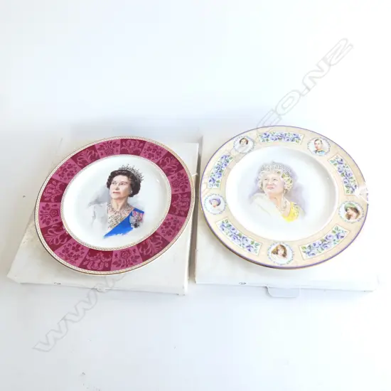 PR ROYAL DOULTON ROYALTY PLATES; QUEEN ELIZABETH & QUEEN MOTHER - IN BOXES WITH PLATE HANGERS  DIA 270MM