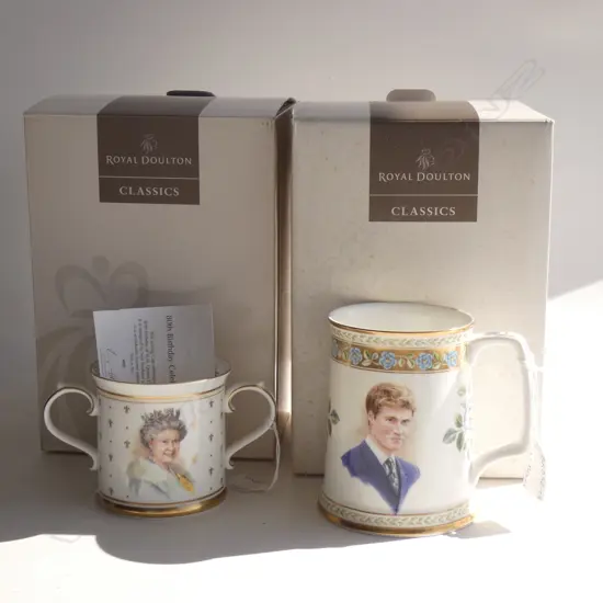 2 BOXED ROYAL MUGS - QUEEN ELIZABETH (H. 90MM) & PRINCE WILLIAM (H128MM)