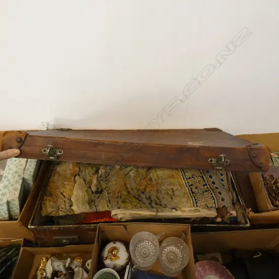 BOX LOT LGE VINTAGE LEATHER SUITCASE & FABRICS