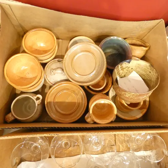 GOOD BOX LOT POTTERY MUGS / BOWLS/ JUGS ETC.. SOME SIGNED
