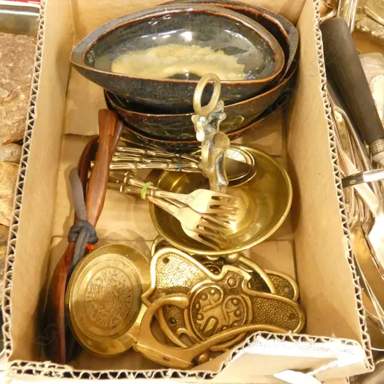 SM BOX POTTERY (4 POTTERY AVO DISHES - SIGNED) + ASST BRASS PCS - DOOR KNOCKERS ETC