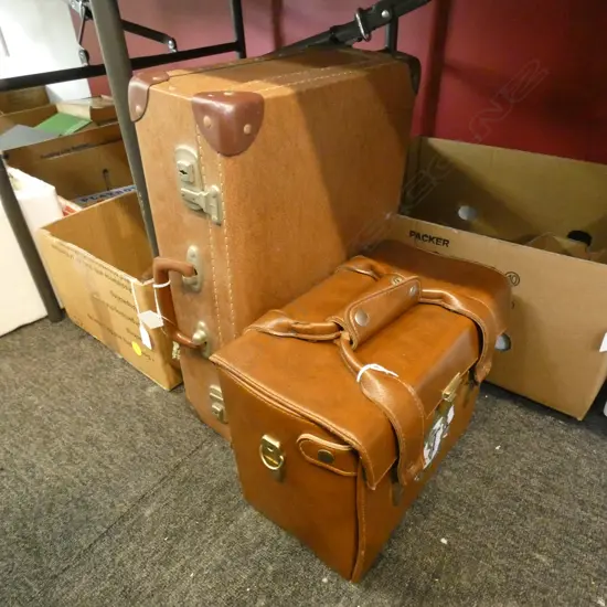 TOASTMASTERS BROWN VINYL BAG + VINTAGE BROWN SUITCASE L.460mm