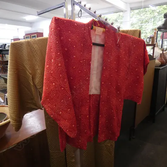 SHORT RED TEXTURED PATTERN KIMONO - WHITE SILK LINIING