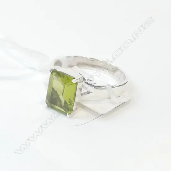 PERIDOT & 925 SILVER RING 