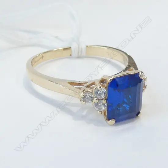 10C GOLD & BLUE STONE RING