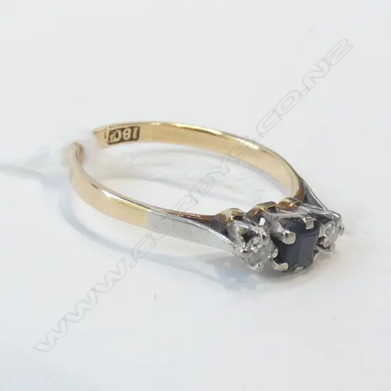 18CT GOLD SAPPHIRE & DIAMOND RING 