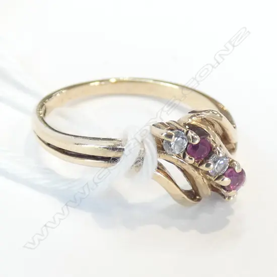9CT GOLD RUBY & DIAMOND RING 
