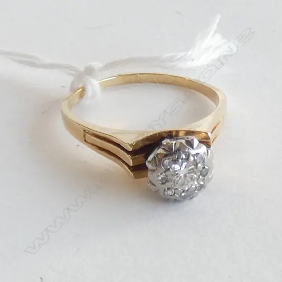 18CT GOLD AND DIAMOND CLUSTER RING (VAL)