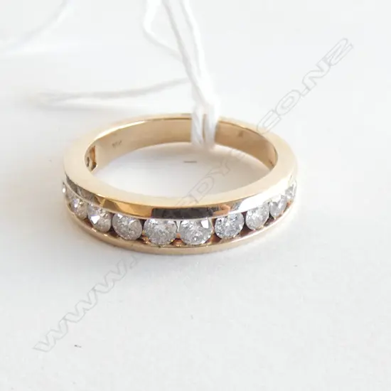 10CT GOLD AND DIAMOND BAND (VAL)
