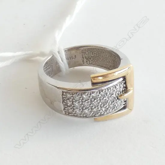 10CT WHITE GOLD DIAMOND SET BUCKLE RING (VAL)