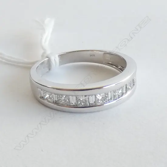 10CT WHITE GOLD AND DIAMOND BAND (VAL)